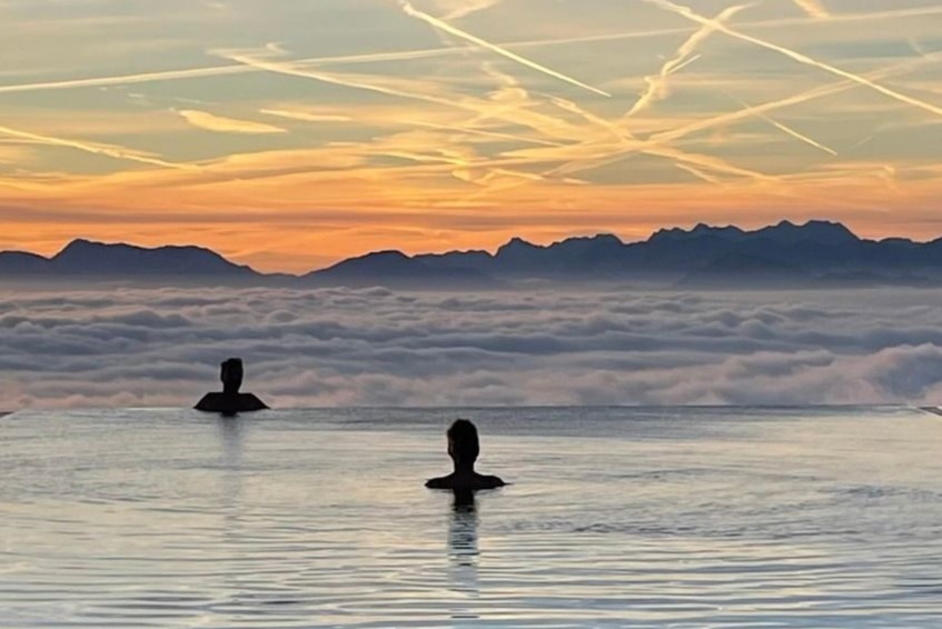 Zwei Menschen im Wasser bei Sonnenuntergang